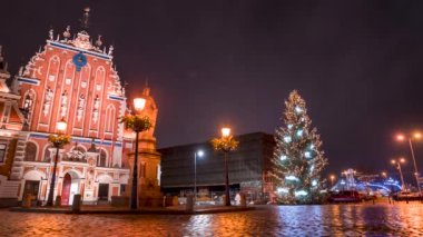 Noel ağacı, Noel Pazarı ve Katedral Meydanı 'ndaki Aziz Mary Katedrali, Doma laukums, Riga, Letonya.