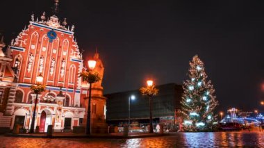 Noel ağacı, Noel Pazarı ve Katedral Meydanı 'ndaki Aziz Mary Katedrali, Doma laukums, Riga, Letonya.