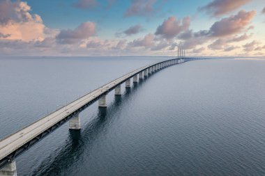 Danimarka ve İsveç arasındaki köprü, Oresundsbron. Fırtınalı havalarda köprünün hava görüntüsü.