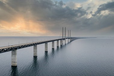 Danimarka ve İsveç arasındaki köprü, Oresundsbron. Fırtınalı havalarda köprünün hava görüntüsü.