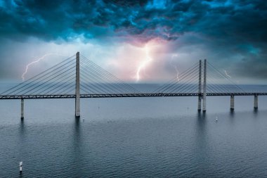 Danimarka ve İsveç arasındaki köprü, Oresundsbron. Fırtınalı havalarda köprünün hava görüntüsü.