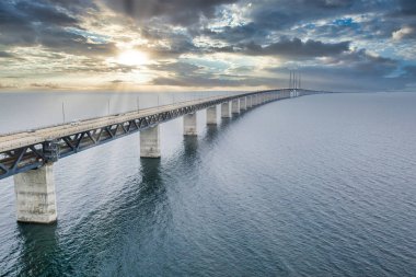 Danimarka ve İsveç arasındaki köprü, Oresundsbron. Fırtınalı havalarda köprünün hava görüntüsü.