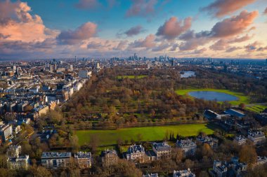 Londra 'nın yukarıdan güzel bir manzarası var. Hyde Parkı görünürde. Londra' nın büyülü bir şehri ve dar sokakları var.