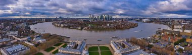 Londra 'daki Tower Bridge' in panoramik hava görüntüsü bulutlu, gök gürültülü ve şimşekli güzel bir havada, İngiltere, Birleşik Krallık