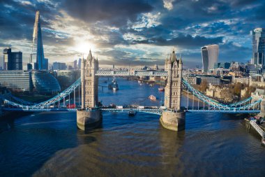 Londra 'daki Tower Bridge' in panoramik hava görüntüsü bulutlu, gök gürültülü ve şimşekli güzel bir havada, İngiltere, Birleşik Krallık