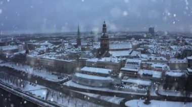 Kış boyunca Riga 'nın eski şehir manzarası. Ünlü hava manzarası ve Kubbe Katedrali 'nin turistik varış yeri. Letonya 'ya seyahat