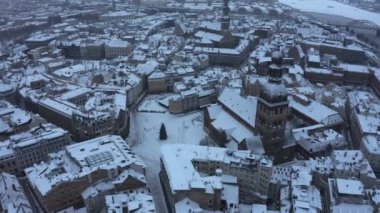 Kış boyunca Riga 'nın eski şehir manzarası. Ünlü hava manzarası ve Kubbe Katedrali 'nin turistik varış yeri. Letonya 'ya seyahat