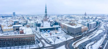 Riga 'nın karla kaplı kış panoramik hava manzarası. Yukarıdan kubbe katedrali görünümü.