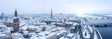 Riga 'nın karla kaplı kış panoramik hava manzarası. Yukarıdan kubbe katedrali görünümü.