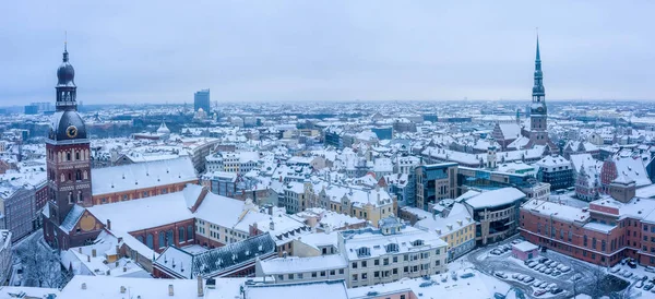 Vista Aérea Panorâmica Inverno Cidade Velha Riga Coberta Neve Domes — Fotografia de Stock
