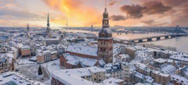 Riga, Letonya 'da süslü Noel ağacı olan Kubbe Meydanı' ndaki Kubbe katedralinin panoramik hava manzarası