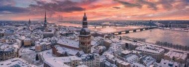 Riga, Letonya 'da süslü Noel ağacı olan Kubbe Meydanı' ndaki Kubbe katedralinin panoramik hava manzarası