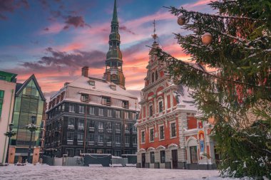 Riga, Letonya - 10 Ocak 2021: Siyahların Evi, Letonya 'da Noel Riga' da inşa edilen bina.