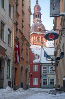 Riga, Letonya. 10 Ocak 2021. Riga Old Town 'da kışın dar sokaklar görülüyor. Kubbe Katedrali Görünümü.