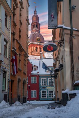 Riga, Letonya. 10 Ocak 2021. Riga Old Town 'da kışın dar sokaklar görülüyor. Kubbe Katedrali Görünümü.