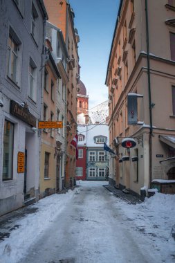 Riga, Letonya. 10 Ocak 2021. Riga Eski Kasabası kışın dar sokakları görür.