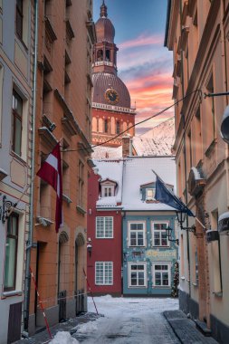 Riga, Letonya. 10 Ocak 2021. Riga Old Town 'da kışın dar sokaklar görülüyor. Kubbe Katedrali Görünümü.