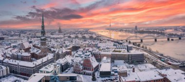 Riga, Letonya, Baltık. Daugava Nehri 'nin arka planındaki St. Peter Kilisesi' ne ve şehir merkezindeki güzel bir kış sabahında insansız hava aracı panoramiklerinden havadan çekilmiş bir fotoğraf..