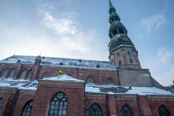 Ryga Łotwa Stycznia 2021 Pracownicy Oczyszczający Śnieg Dachu Katedry Piotra — Zdjęcie stockowe