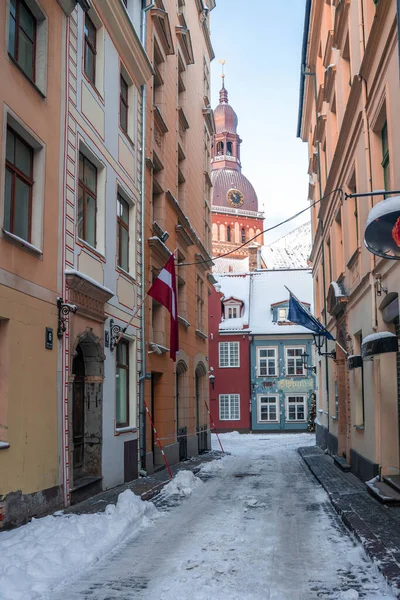 Riga, Letonya. 10 Ocak 2021. Riga Old Town 'da kışın dar sokaklar görülüyor. Kubbe Katedrali Görünümü.