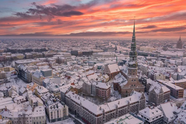 Riga Latvia Baltics 공중에서는 파노라마에서 세인트 교회와도 배경으로 마을까지 아름다운 — 스톡 사진
