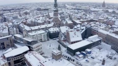 Kış boyunca Riga 'nın eski şehir manzarası. Ünlü hava manzarası ve Kubbe Katedrali 'nin turistik varış yeri. Letonya 'ya seyahat