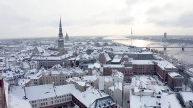 Kış boyunca Riga 'nın eski şehir manzarası. Ünlü hava manzarası ve Kubbe Katedrali 'nin turistik varış yeri. Letonya 'ya seyahat