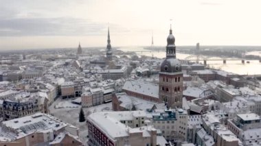 Kış boyunca Riga 'nın eski şehir manzarası. Ünlü hava manzarası ve Kubbe Katedrali 'nin turistik varış yeri. Letonya 'ya seyahat