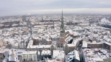 Kış boyunca Riga 'nın eski şehir manzarası. Ünlü hava manzarası ve Kubbe Katedrali 'nin turistik varış yeri. Letonya 'ya seyahat