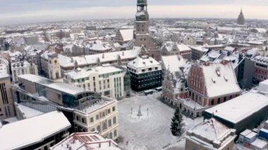 Kış boyunca Riga 'nın eski şehir manzarası. Ünlü hava manzarası ve Kubbe Katedrali 'nin turistik varış yeri. Letonya 'ya seyahat