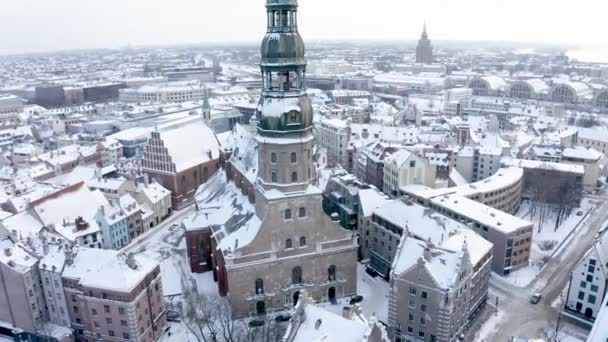 冬の間のリガ旧市街の街並みの空中写真 ドーム大聖堂の有名な航空観光スポットや観光地 ラトビアへの旅行 — ストック動画