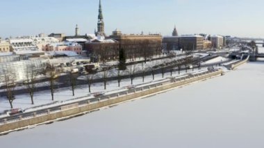 Letonya 'nın güneşli kış gününde Riga' nın eski kasabasının panoramik hava manzarası.