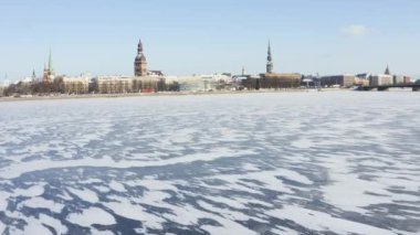 Letonya 'nın güneşli kış gününde Riga' nın eski kasabasının panoramik hava manzarası.