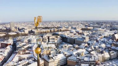 Riga, Letonya 'daki Domes katedralinin tepesinde. Letonya 'da güneşli bir kış günü.