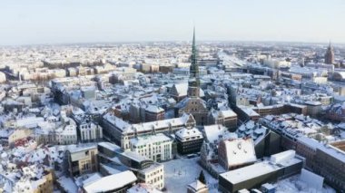 Letonya 'nın güneşli kış gününde Riga' nın eski kasabasının panoramik hava manzarası.