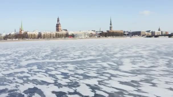 拉脱维亚里加老城冬季阳光普照全景 — 图库视频影像