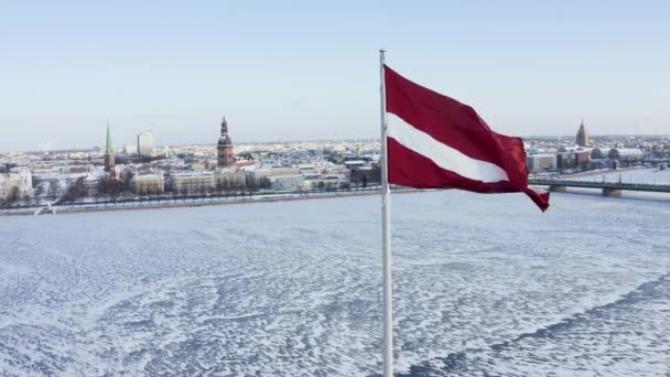 Bandera Letonia Ondeando Con Casco Antiguo Riga Fondo Soleado Día — Vídeos de Stock