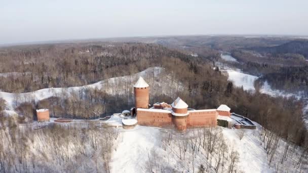 Εναέρια Χειμερινή Άποψη Του Μεσαιωνικού Κάστρου Στην Κορυφή Του Λόφου — Αρχείο Βίντεο