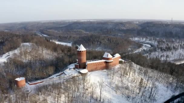 Εναέρια Χειμερινή Άποψη Του Μεσαιωνικού Κάστρου Στην Κορυφή Του Λόφου — Αρχείο Βίντεο