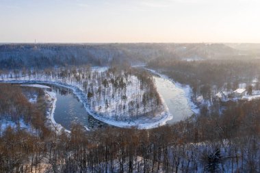 Sigulda, Letonya 'da kış. Arka planda Gauja Nehri ve Turaida Kalesi.