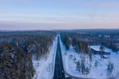 Yolda ve orman kış anda havadan görünümü. Doğal kış manzara--dan soluduğumuz hava. Orman kış kar altında zaman. Drone manzara