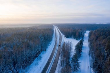 Yolda ve orman kış anda havadan görünümü. Doğal kış manzara--dan soluduğumuz hava. Orman kış kar altında zaman. Drone manzara