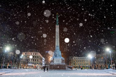 Riga, Letonya. 10 Ocak 2021. Özgürlük heykelinin güzel manzarası Milda kışın Riga, Letonya 'da.