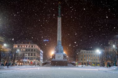 Riga, Letonya. 10 Ocak 2021. Özgürlük heykelinin güzel manzarası Milda kışın Riga, Letonya 'da.