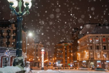 Riga, Letonya. 10 Ocak 2021. Riga 'da kış gecesi Özgürlük Anıtı' nın yanında Milda ve Laima saat kulesinde.