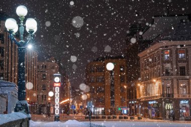 Riga, Letonya. 10 Ocak 2021. Riga 'da kış gecesi Özgürlük Anıtı' nın yanında Milda ve Laima saat kulesinde.