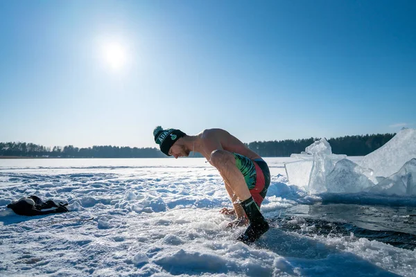 拉脱维亚 卡达加湖2021年1月10日 年轻人在洗冰浴 冬天在结冰的湖中游泳 健康的冷水游 — 图库照片