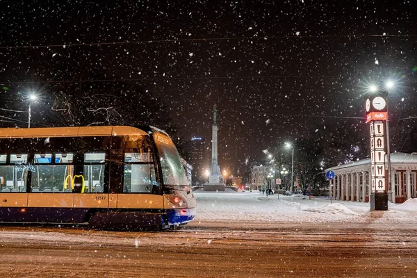 Riga Letonya Ocak 2021 Riga Kış Gecesi Özgürlük Anıtı Nın — Stok fotoğraf