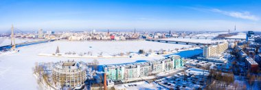 Büyülü beyaz kış gününde Riga şehrinin havadan panoramik görüntüsü. Buz gibi eski Letonya.