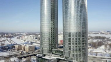 Riga, Letonya 24 Ocak. 2021 Çok fonksiyonlu kule şekilli binalar, modern cam gökdelenler, yerleşim yerleri Z-Kuleleri. Soğuk güneşli kış gününde hava manzarası.